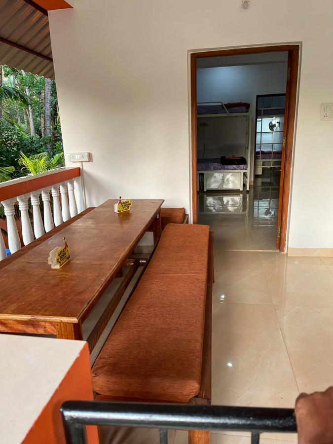 Bonds Hostel Candolim Exteriör bild