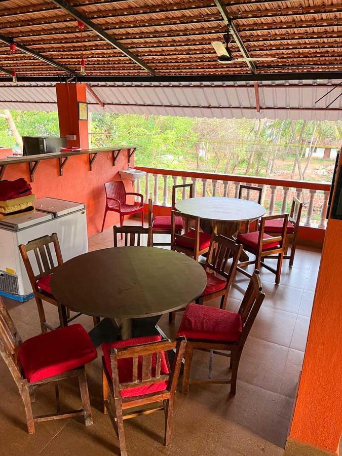 Bonds Hostel Candolim Exteriör bild